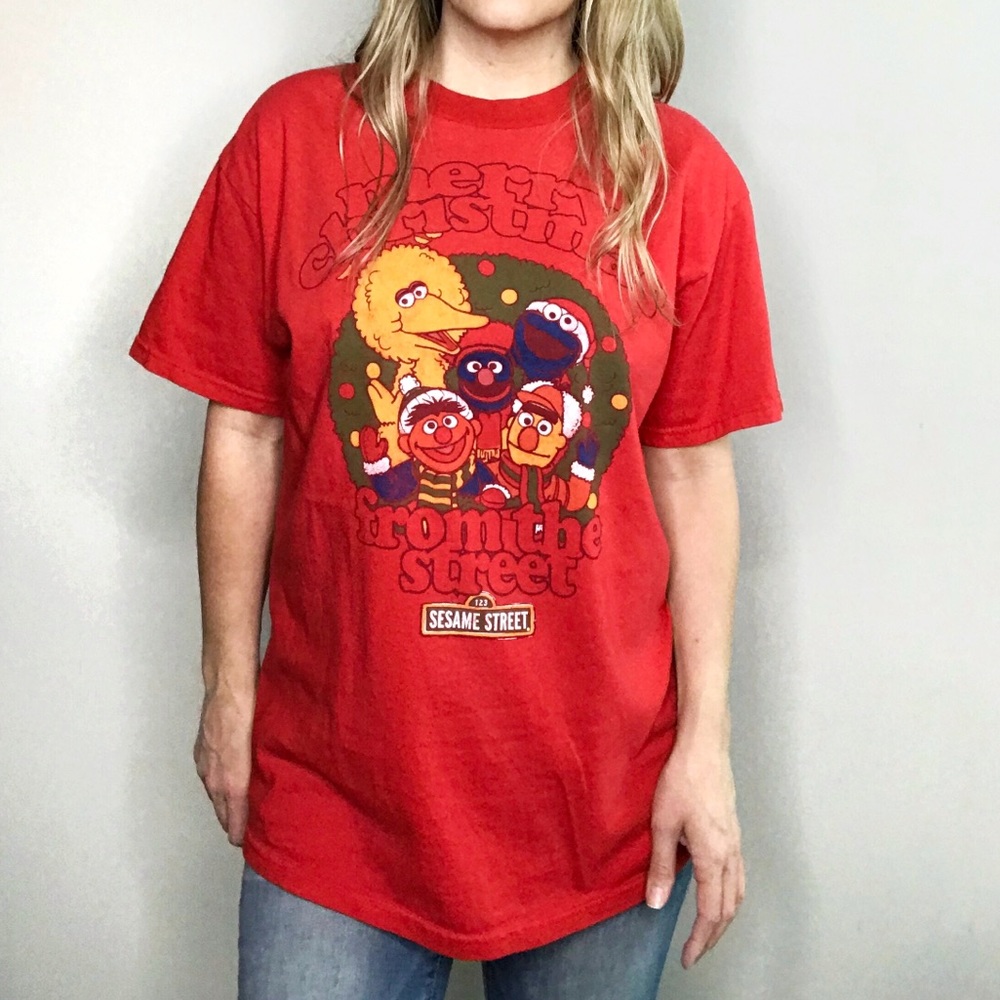 SESAME STREET Characters group picture Merry Christmas red graphic tee size Med